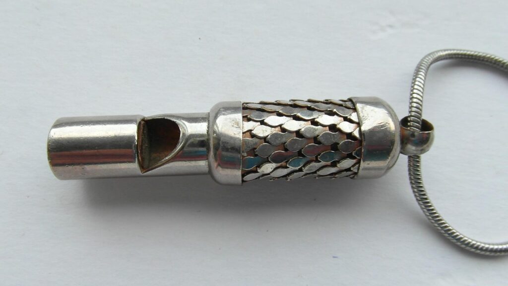vintage-whistle-274252_1280-1024x576 Melhor Apito para Sobrevivência: Veja Os Mais Potentes para Longas Distâncias